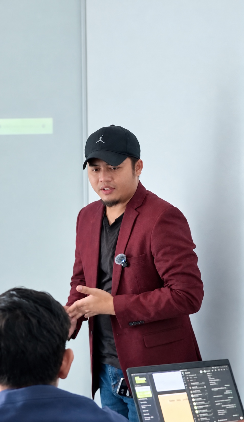 Coach Am menerangkan kepada peserta semasa sesi coaching, daripada footage DJI terbaru