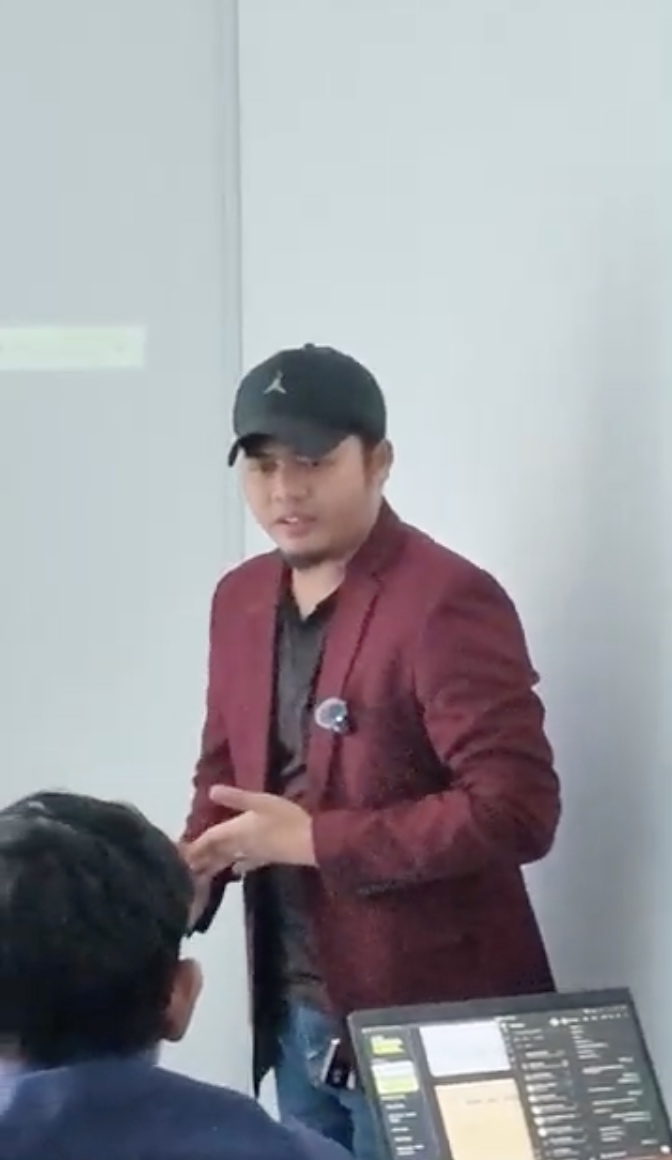 Coach Am menerangkan kepada peserta semasa sesi coaching, daripada footage DJI terbaru